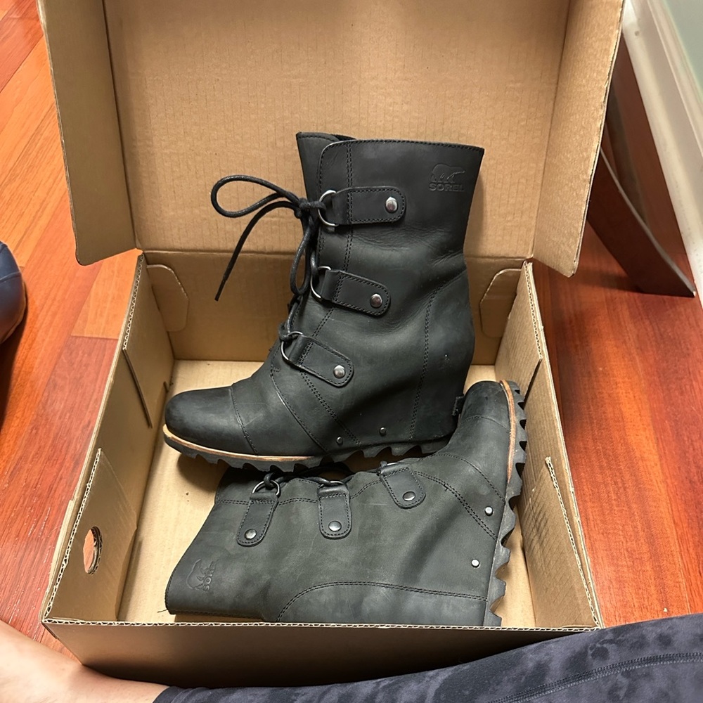 Sorel Women's Lace Up Boots - Black and Tan